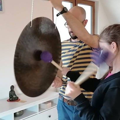 Marián a dievča spolu hrajú na gong