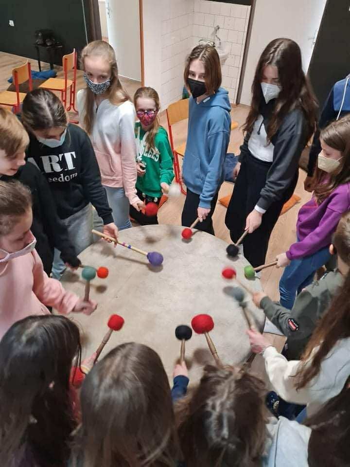 Deti v kruhu s paličkami a bubnom